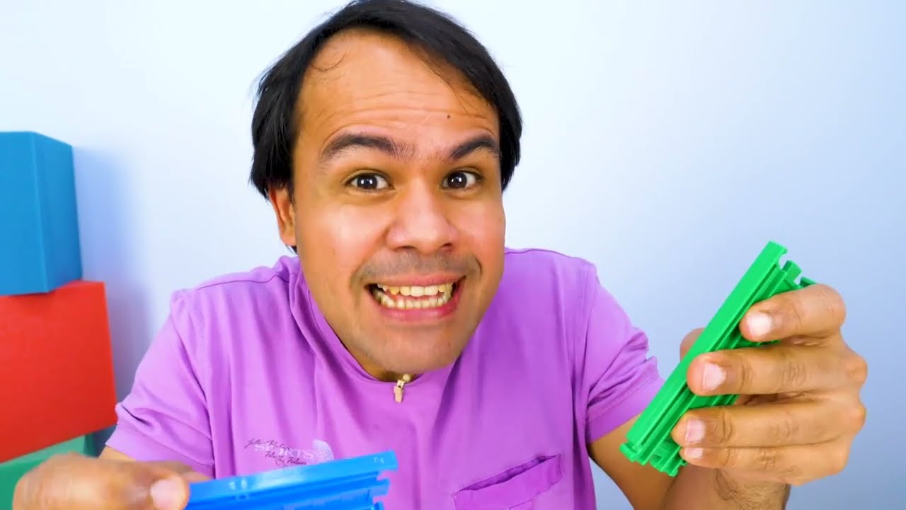Os trilhos do trem de brinquedo! Hist&oacute;ria infantil com carros Blaze and the Monster Machines