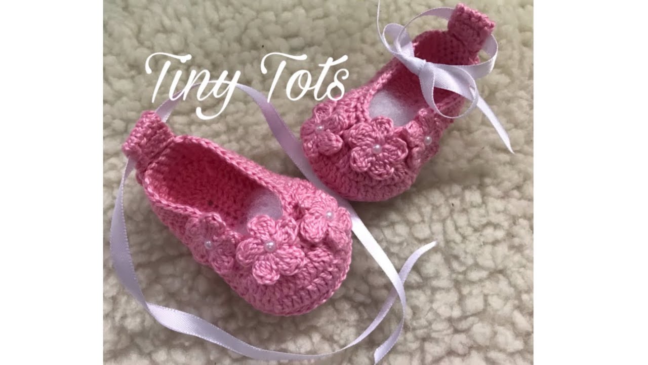 Sapatinhos de crochê “ Rosa Chiclete” TAM RN (link macacão na descrição)