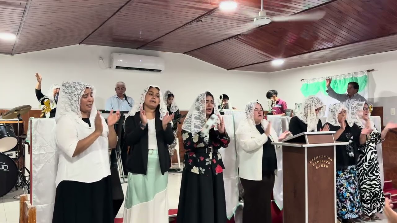 Nuestras hermanas alabando al Señor