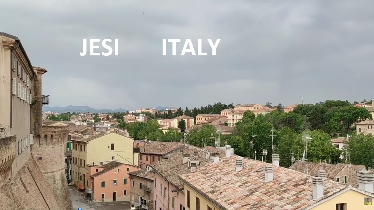 Passeggiata per il centro storico di Jesi Marche Italy