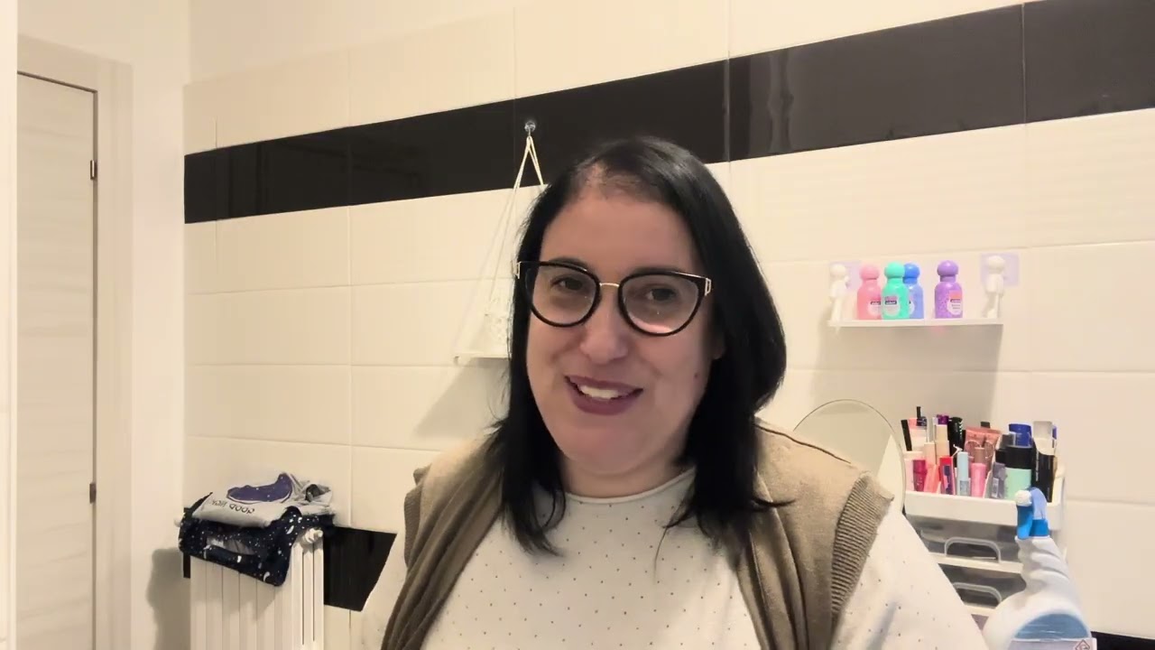 Io e la mia amica Adriana vi auguriamo buon Natale e un felice anno nuovo ❤️vvb a presto ❤️😘