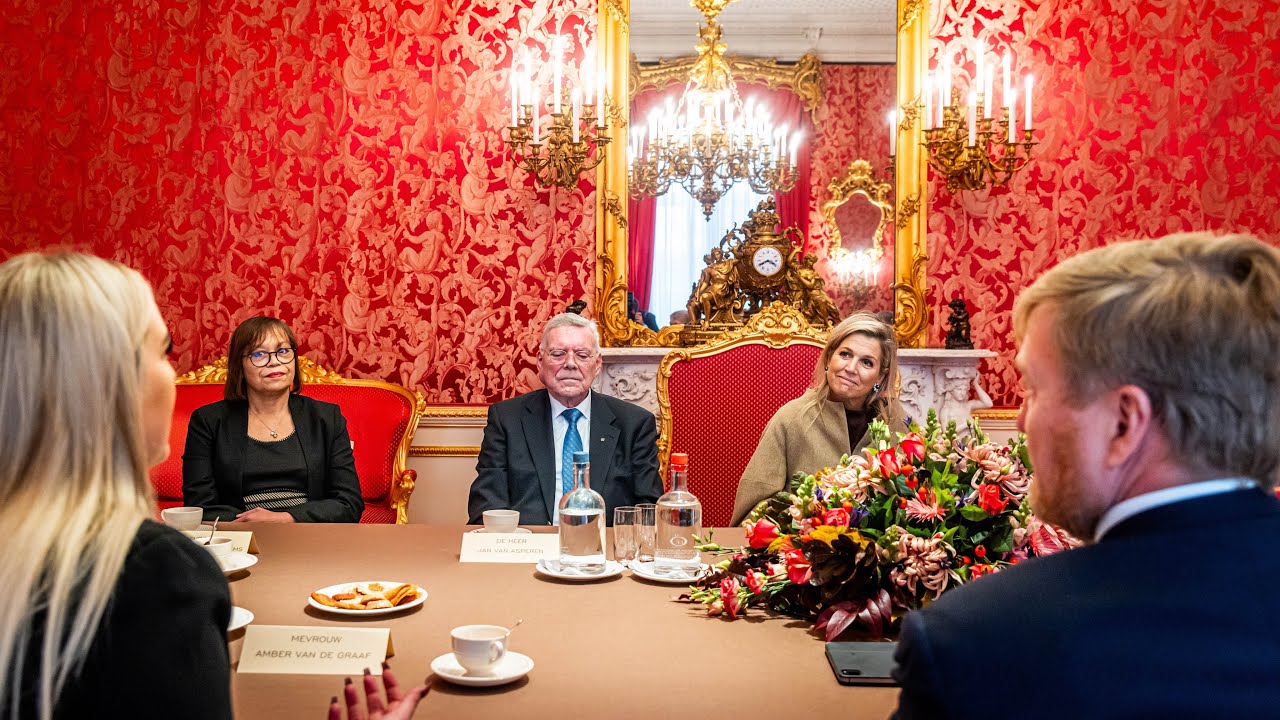 Koning Willem-Alexander en Koningin M&aacute;xima ontvangen briefschijvers op Paleis Noordeinde