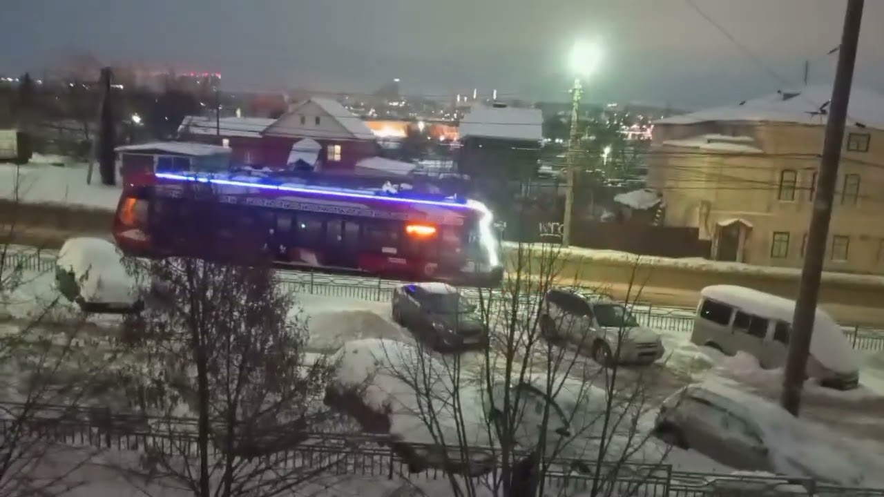 Трамвай встал возле нашего пролетарского района и балкона!