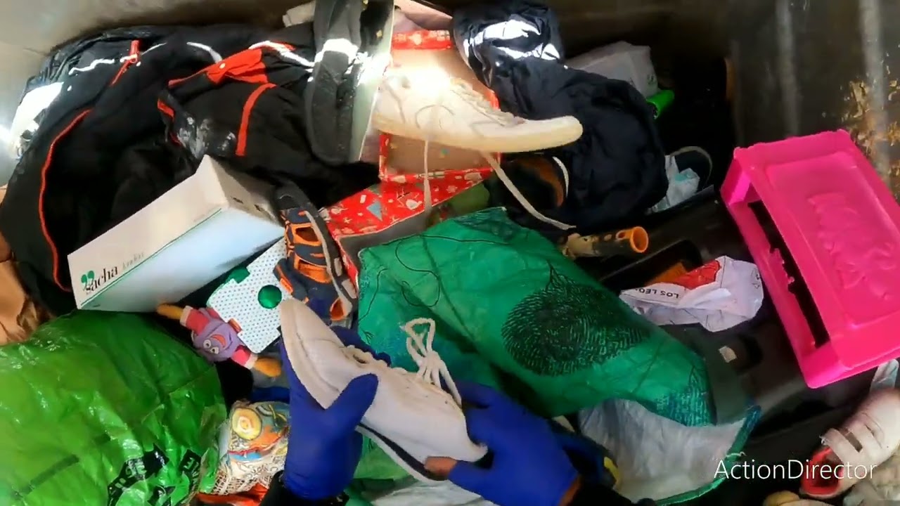 cuantas zapatillas en la basura de los  patios
