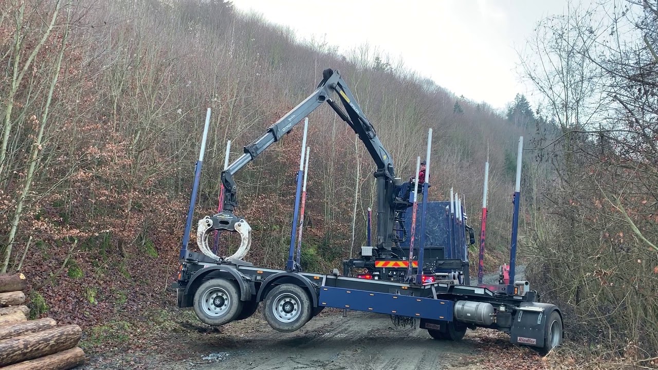 Wenden unseres 3Achs Riedler Anhänger im Wald