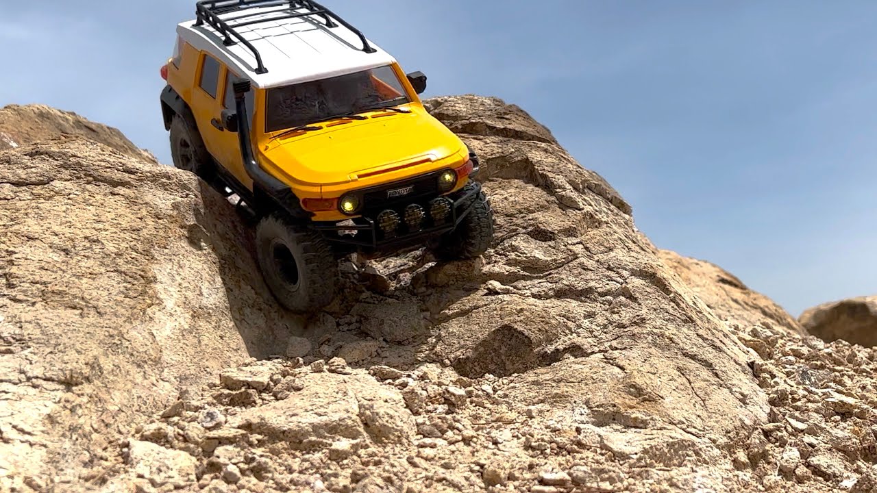 Toyota FJ Cruiser Rock Crawler 1/18 scale(FMS MODEL)