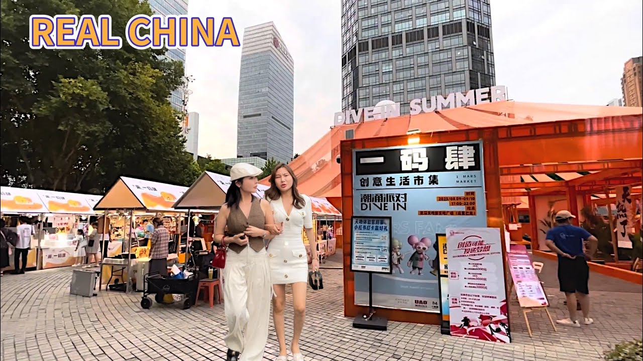 真實中國。武漢街景，漢口&ldquo;武漢天地&rdquo;美食步行街。Real China. Wuhan Street View, Hankou 