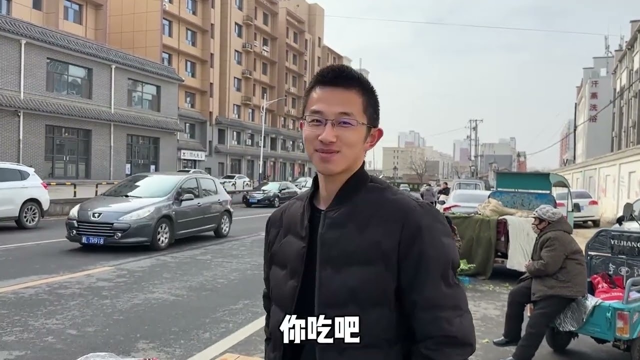 锅哥卖水果第一天，生意格外好，收摊还开两单，看看一天收入多少 #卖水果 #摆摊 #创业 #收入