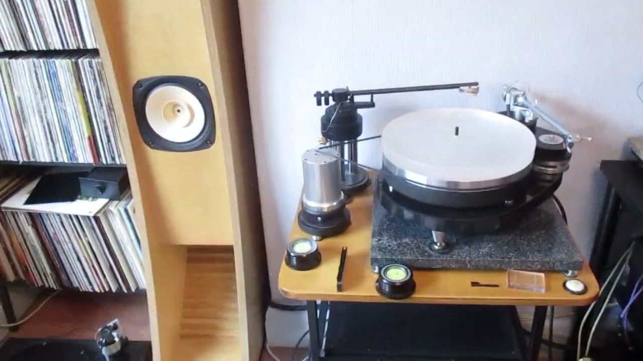 Jurij's Wooden Tonearm on a CJ Walker 61 playing Steve Khan