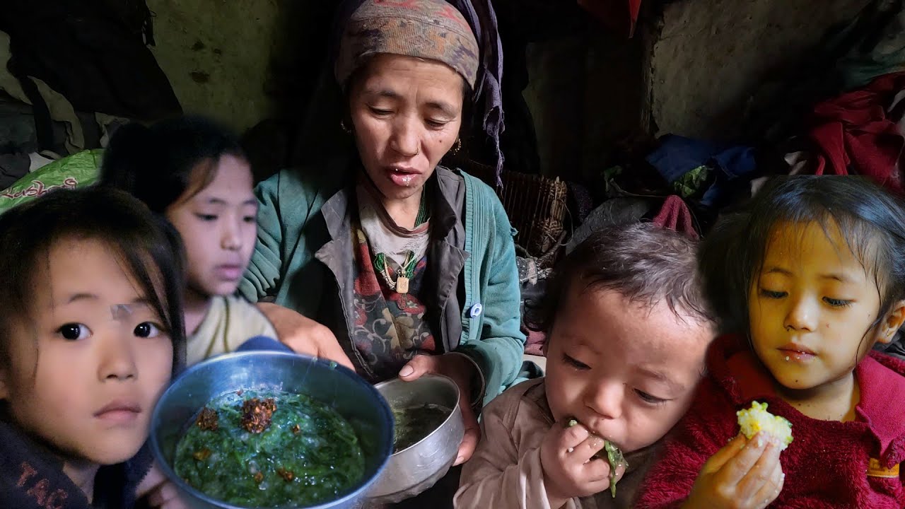 Pod słomianym dachem | Rodzina bez ojca, kt&oacute;ra przetrwała dzięki ciastu cron i pokrzywie