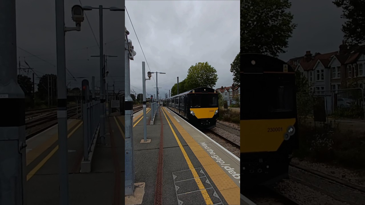 GWR Battery Powered Class 230 (on Test) Approaching West Ealing Station 