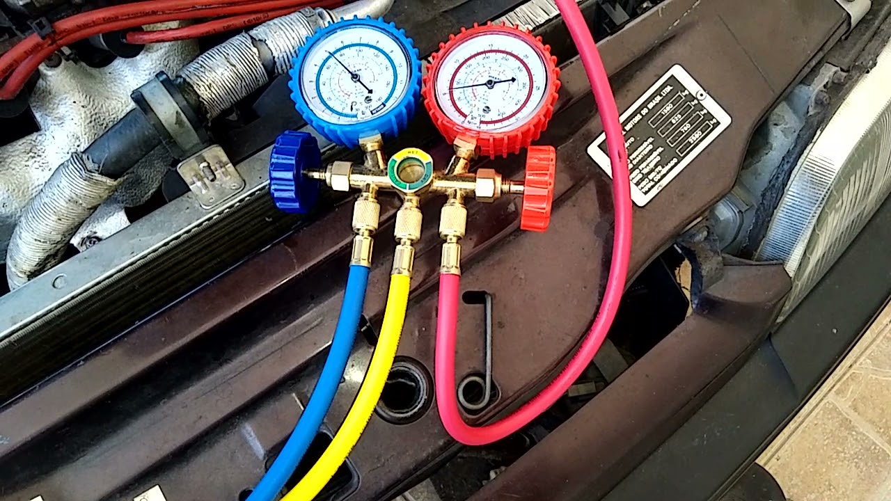 colocando gás no sistema do ar-condicionado do Monza