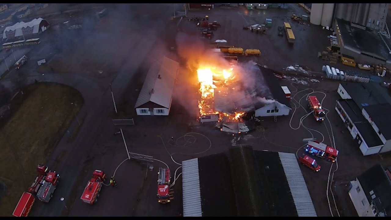 Sportbutik övertänd i Tierp – 12 brandbilar på plats