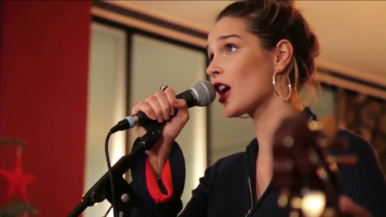 Camille Lou chante 