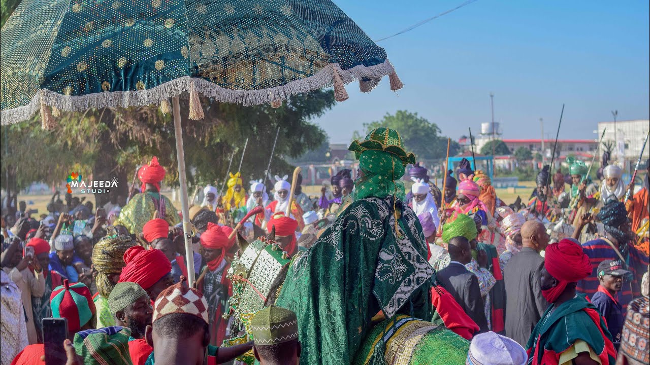 Sarkin kano sanusi II yayi hawa tare da hakimai da mahaya zuwa bikin raya Al-adu na kano a trade fa