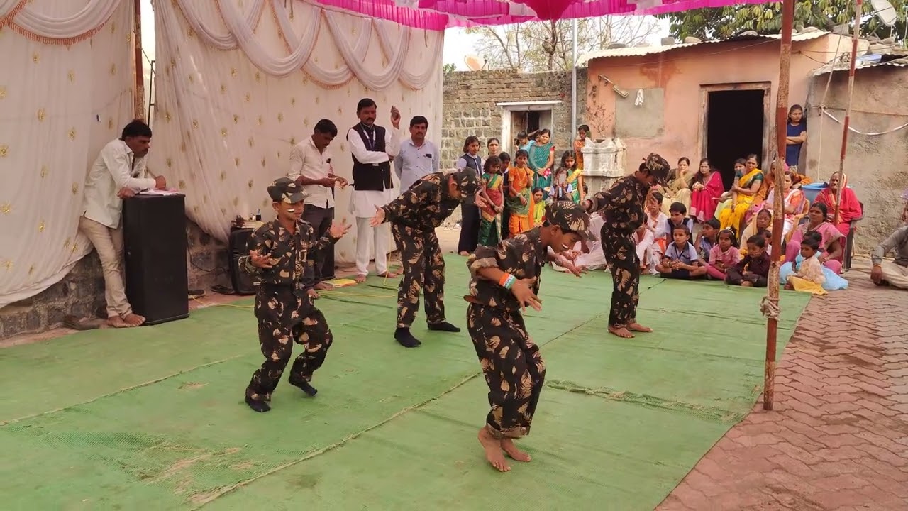 वंदे मातरम या गीतावर नृत्य सादर करताना जिल्हा परिषद प्राथमिक शाळा खैरी येथील विद्यार्थी..
