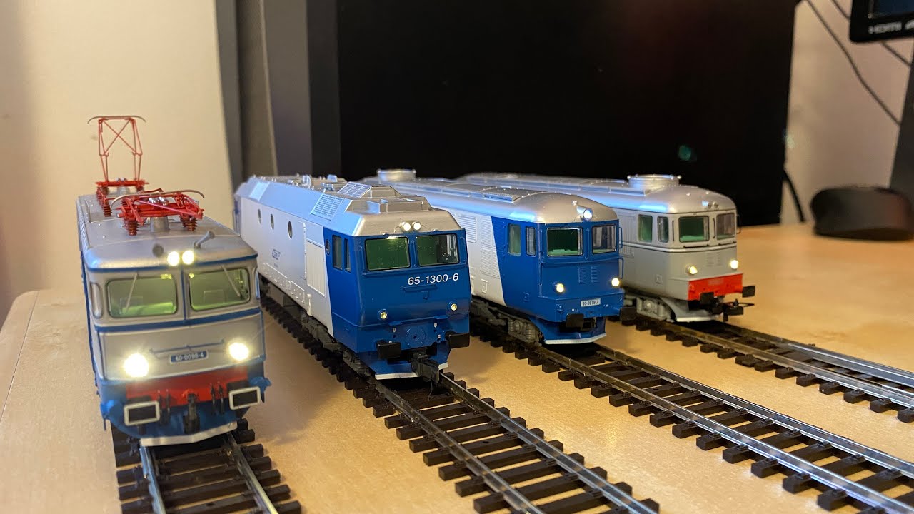 Trenulete electrice - Patru locomotive trec peste macazuri
