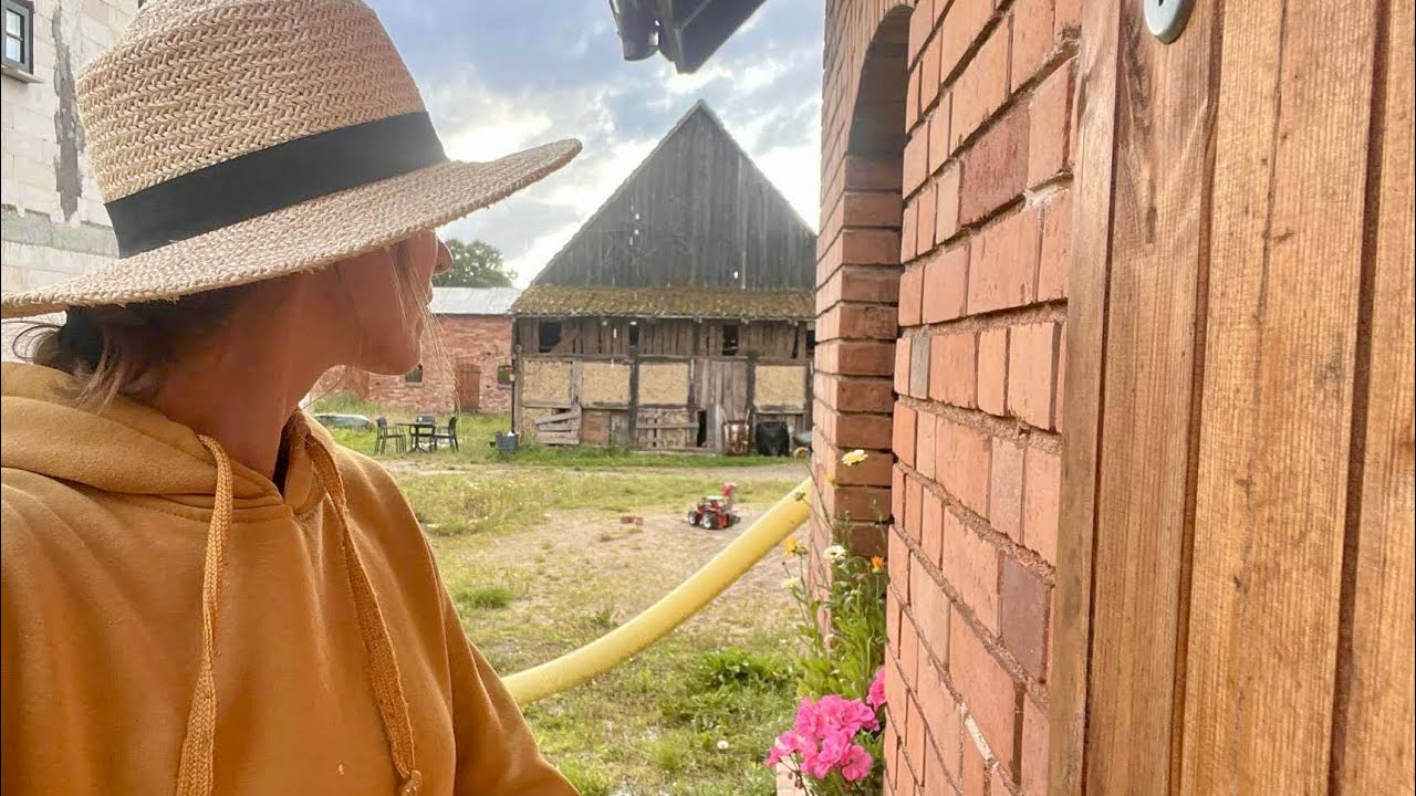Remont starego siedliska to nie łatwa sprawa.Nowe drzwi w starym budynku,kolejna rzecz zrealizowana!
