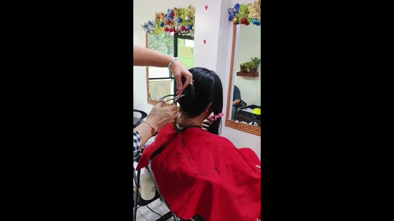 Cute mom long hair cut very short into short pixie-cut #pixiehaircut #ladieshaircut #longtoshort