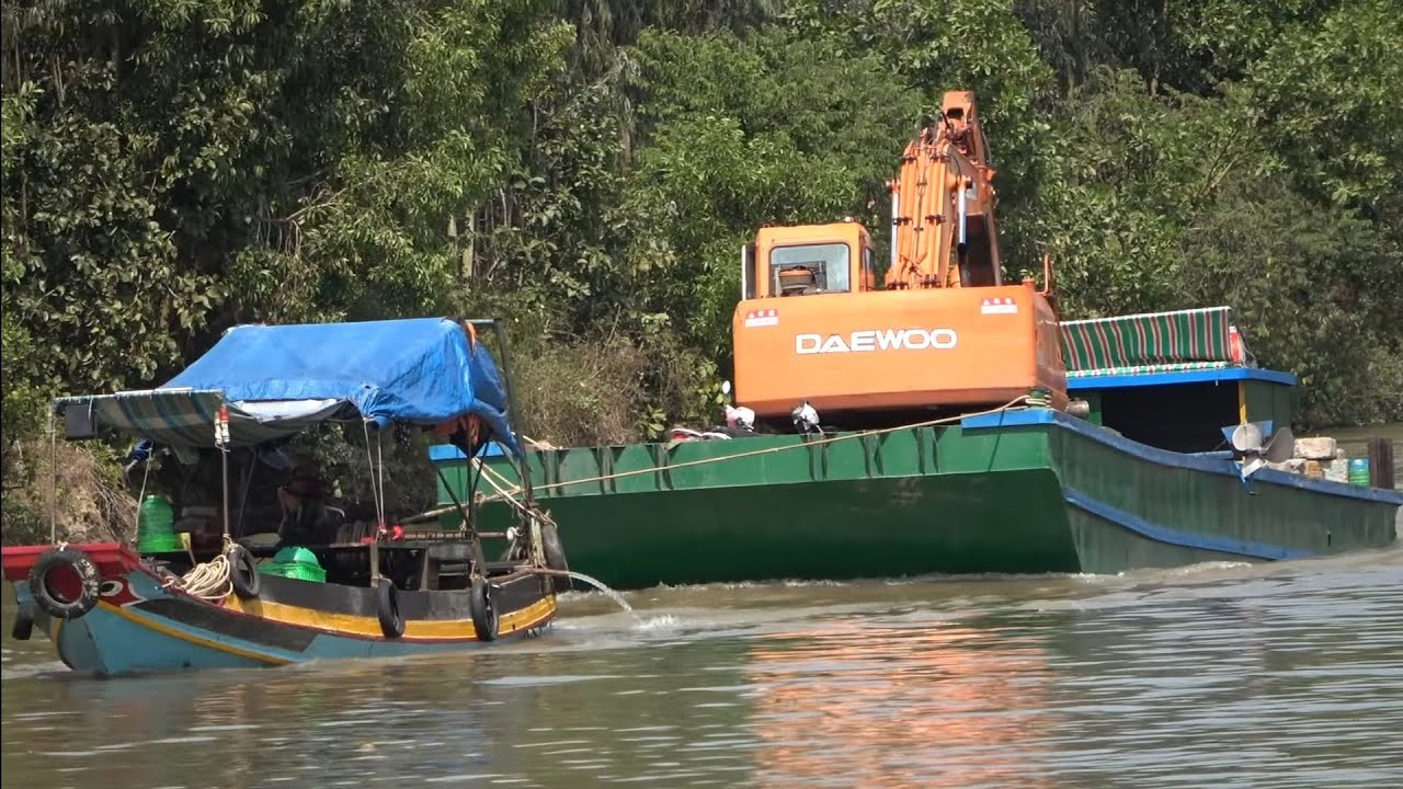 Sà lan khổng lồ đối mặt với chiếc này ở ngã ba