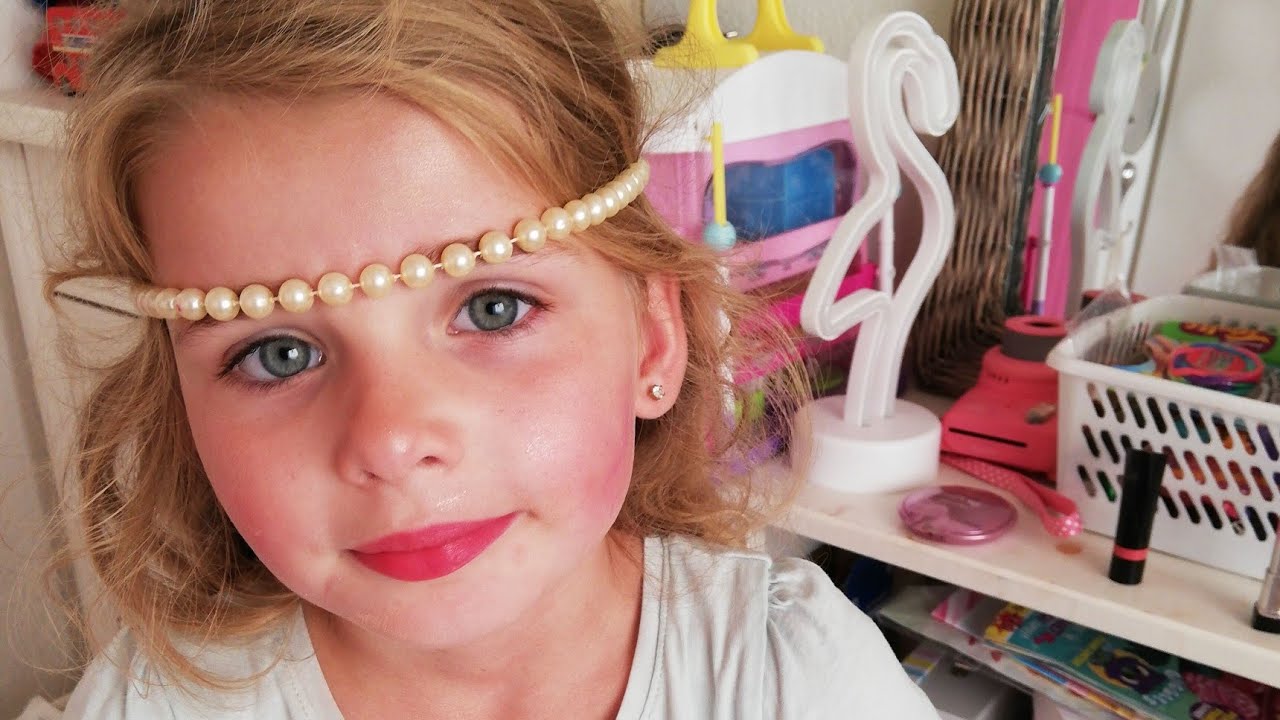 Sofia lægger make up💄Og synger som en prinsesse🎶👑