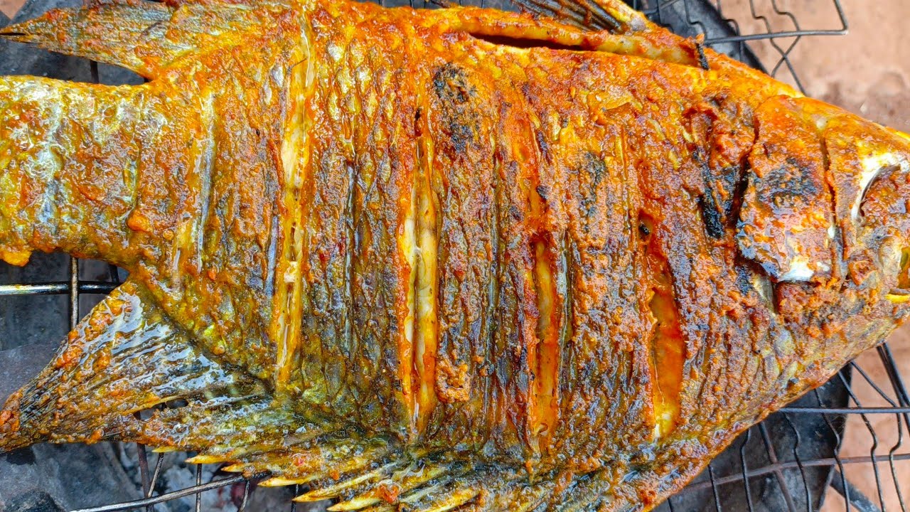 Yiga Okwokya Ekyenyanja Kusigiri | Ugandan Locally Roasted Whole Fish On a Charcoal Stove