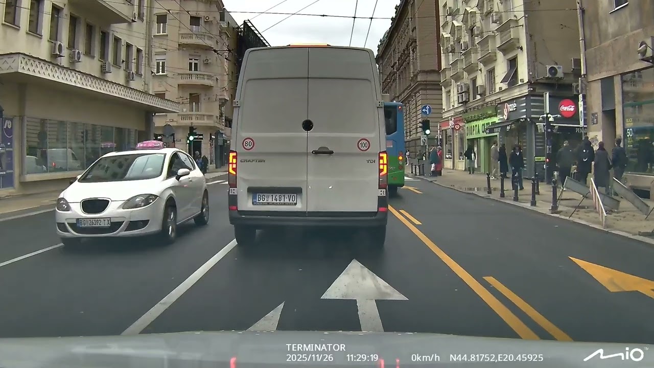 Električni bus seče