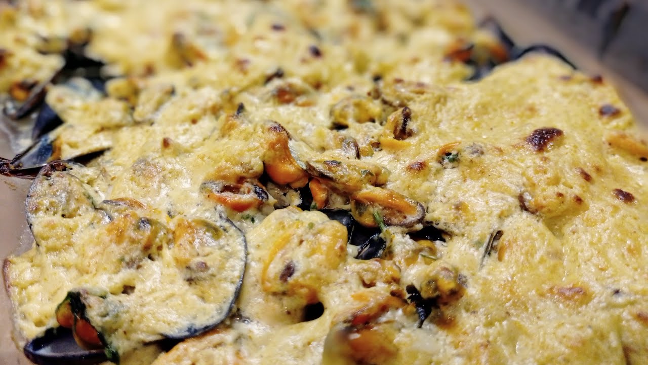 Простой рецепт приготовления мидий au gratin с белым вином и сливками (Mouclade Charentaise)