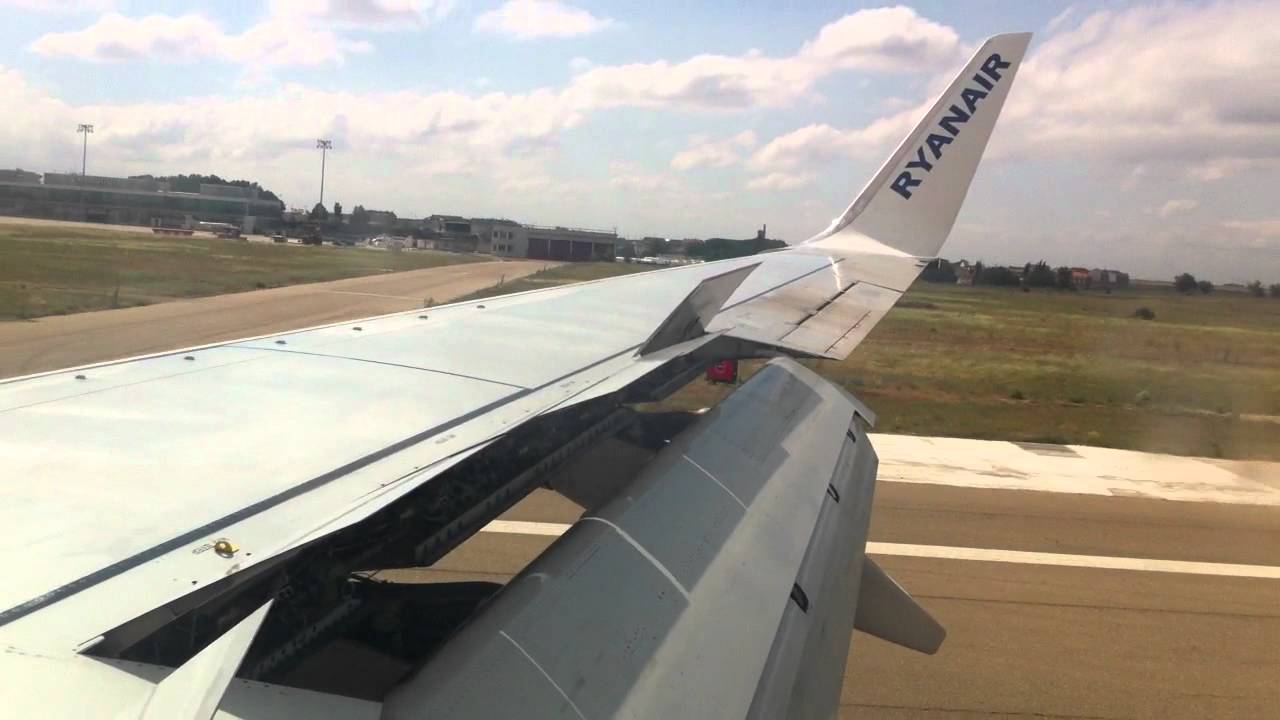 Landing at Valladolid Airport (VLL) - RYANAIR