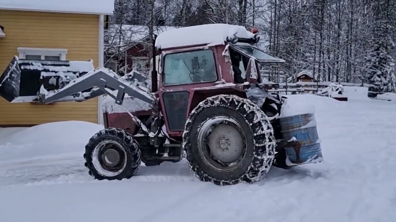 Massey Ferguson 590-4 vm. 1979 Lumitöissä