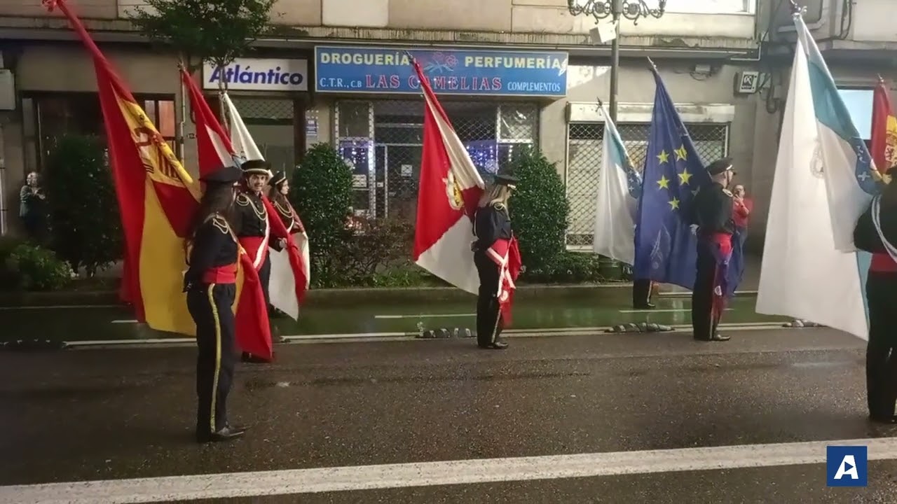 Las rondallas cortan el tráfico para exhibirse y animan las calles de Vigo