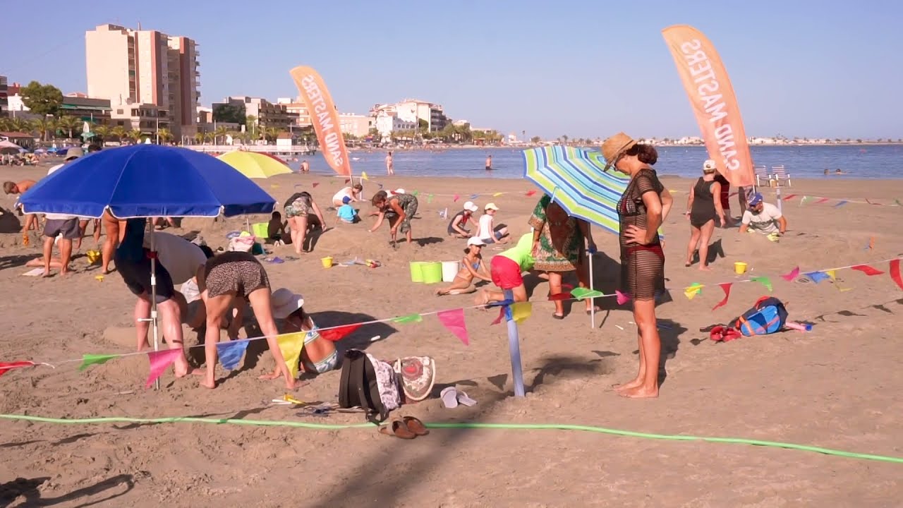 Animaciones de Playa: Talleres de escultura de arena para familias