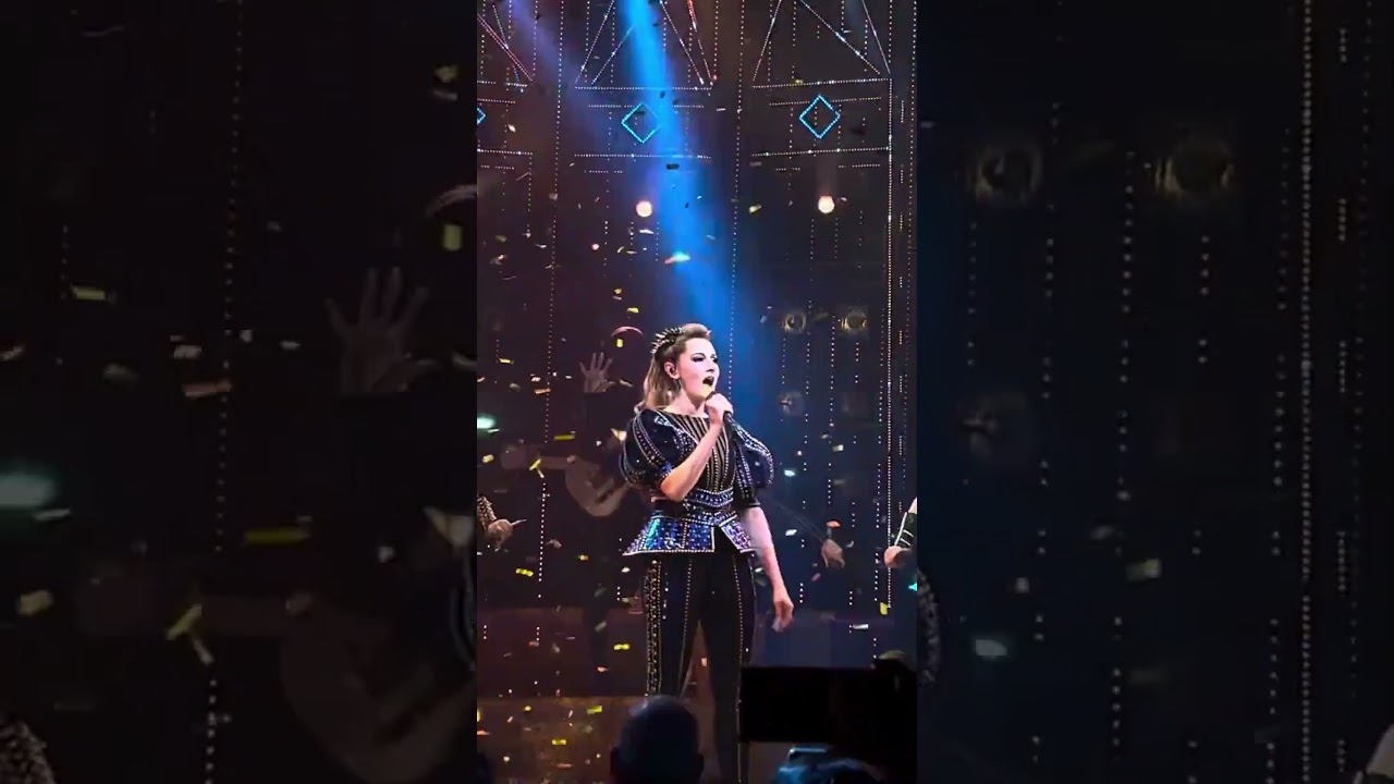 Six costume malfunction:Hannah Lowther&rsquo;s broken mic holder #sixthemusical #megasix #musical #westend