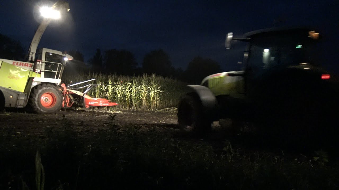 Gebr Poppink 's avonds op natte percelen in de mais met Jaguar 870