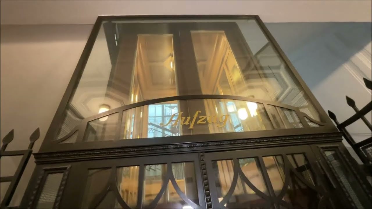 Zwei historische Aufzüge in einem Büro- und Ärztehaus in Wien