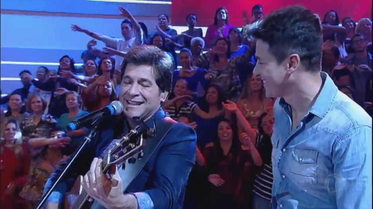 Rodrigo Faro e Daniel cantando juntos no palco do programa