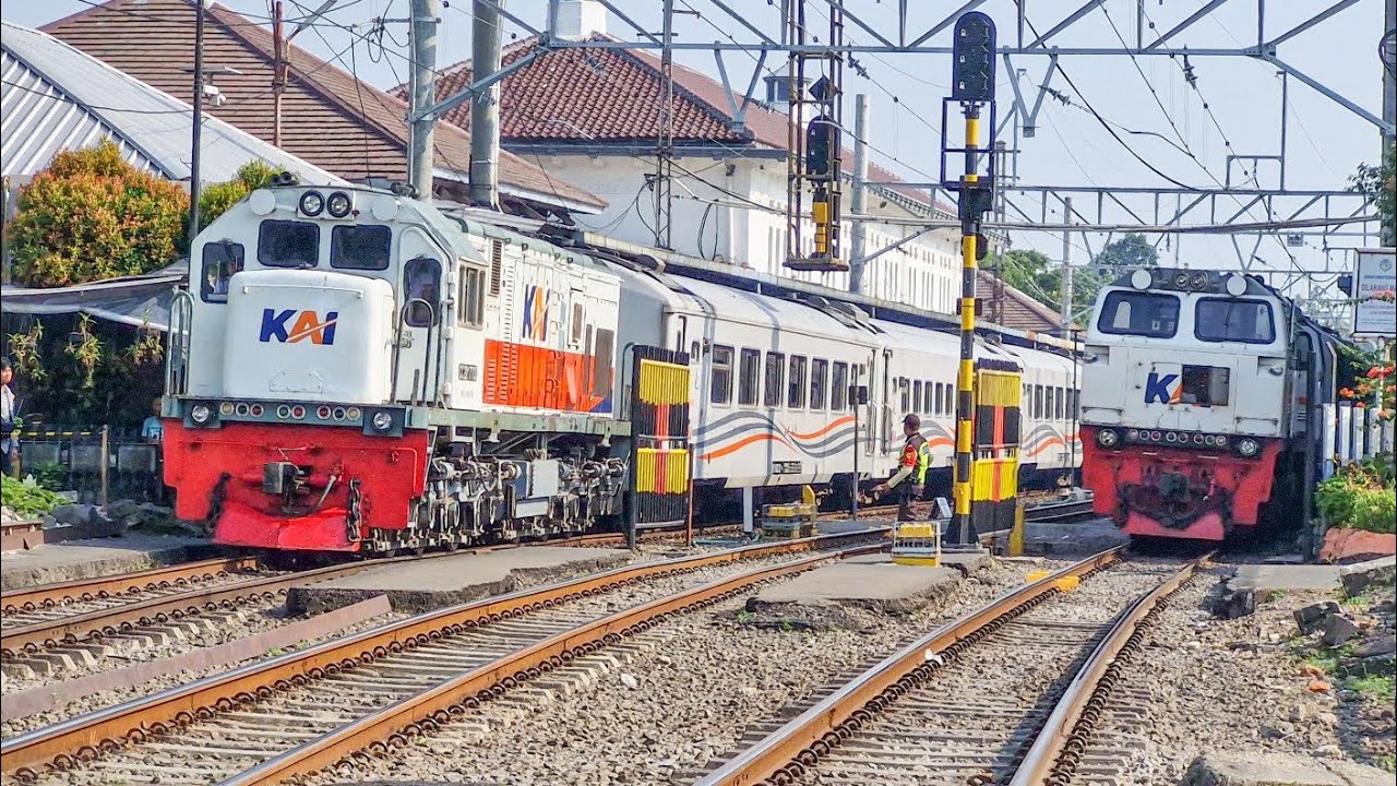 PASUKAN KERETA PAGI PADATI STASIUN BESAR KOTA JAKARTA!! Kesibukan Kereta Api di Stasiun Pasar Senen