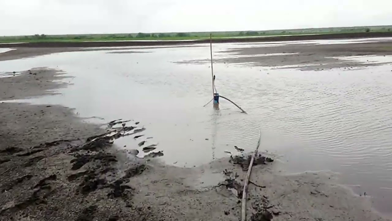 Выкачивание воды с затопленных полей
