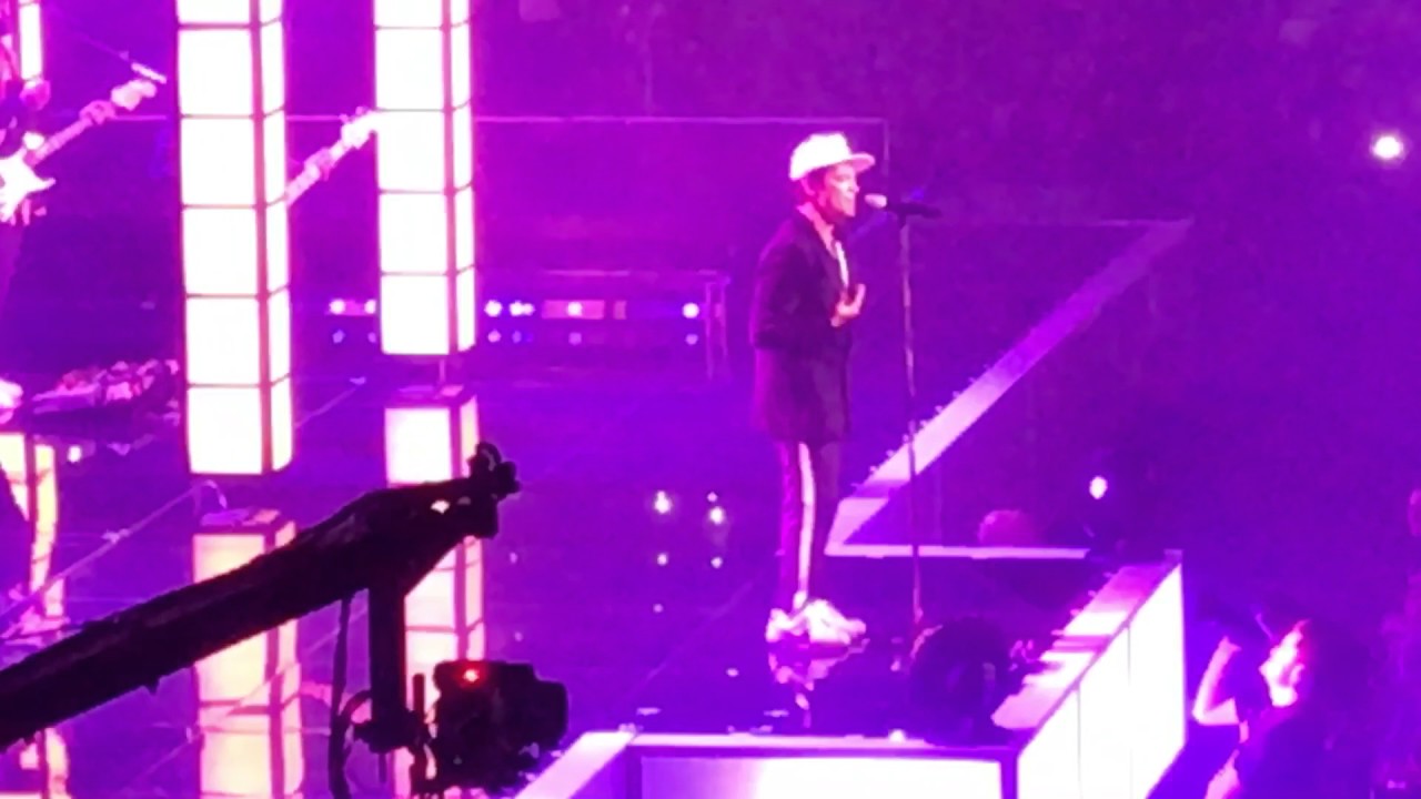 Bruno Mars -  Versace on the Floor