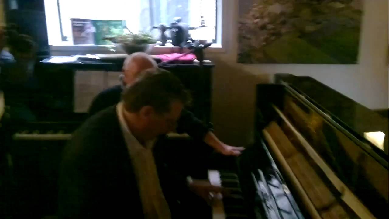 Jaap Dekker boogie woogie in de stal mrt 2011.mp4