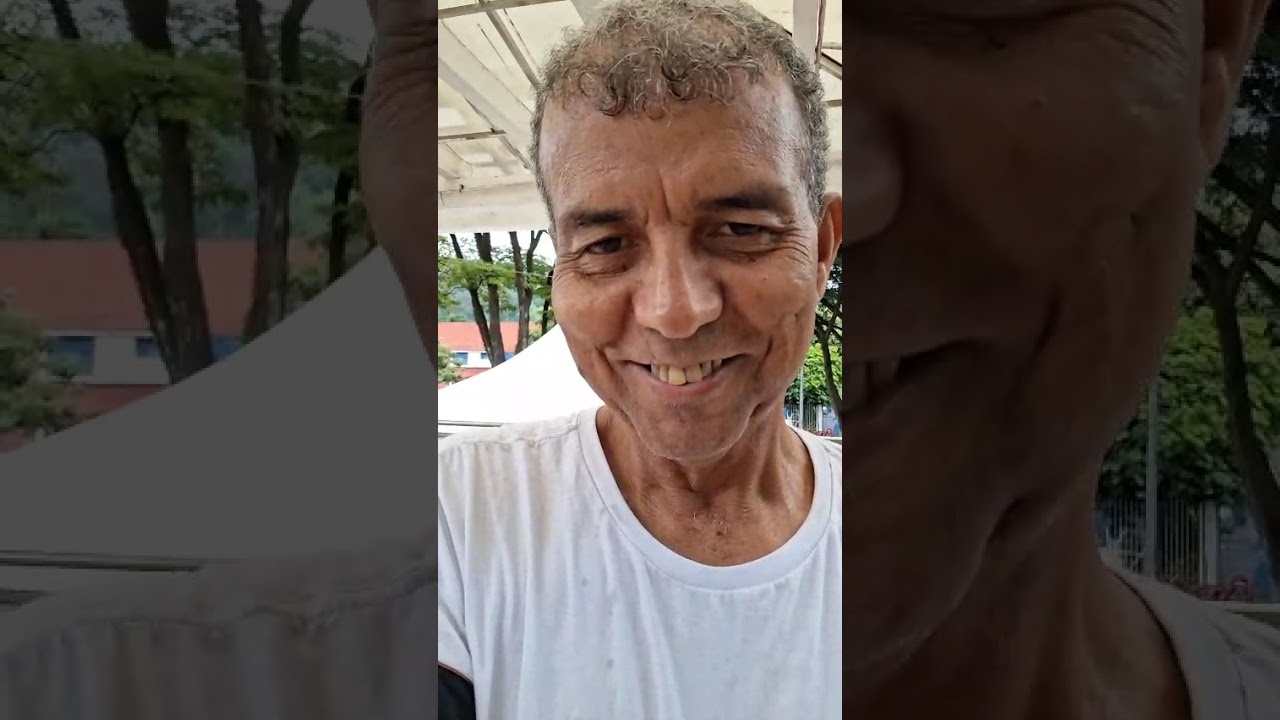 Jesus é pregado na  cruz