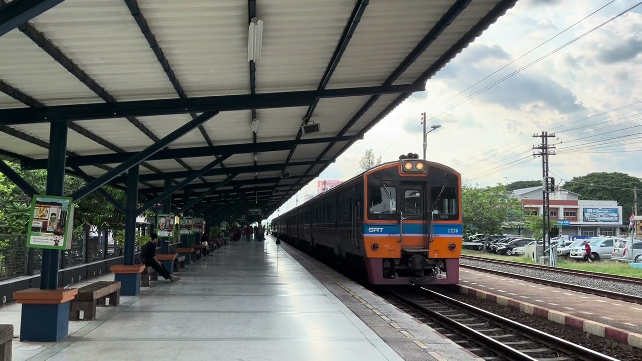 ขบวนรถด่วนดีเซลรางที่ 71 กรุงเทพอภิวัฒน์ - อุบลราชธานี .NKF 1226 ออกจากสถานีรถไฟบุรีรัมย์