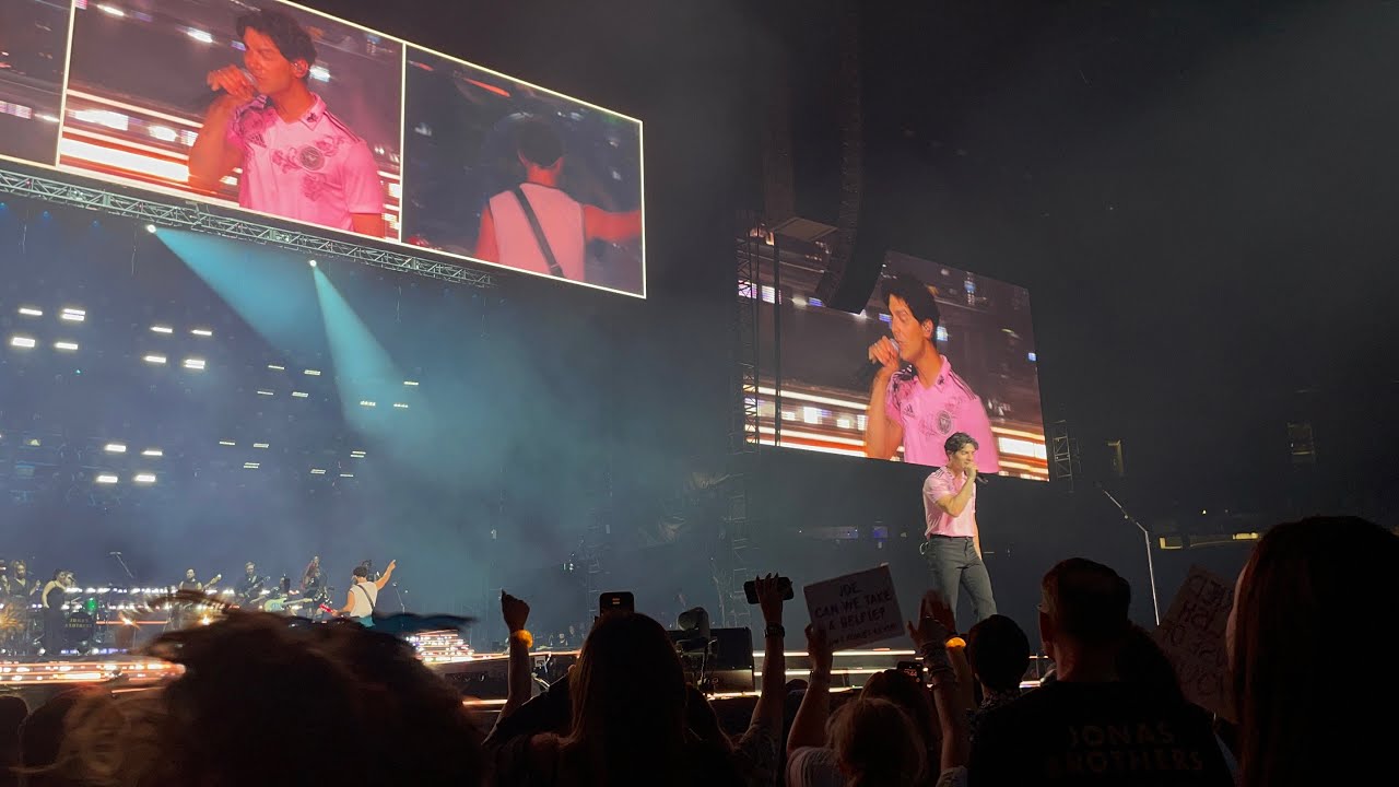 Jonas Brothers: The Tour Toronto August 19, 2023 Joe Jonas Cake By The Ocean