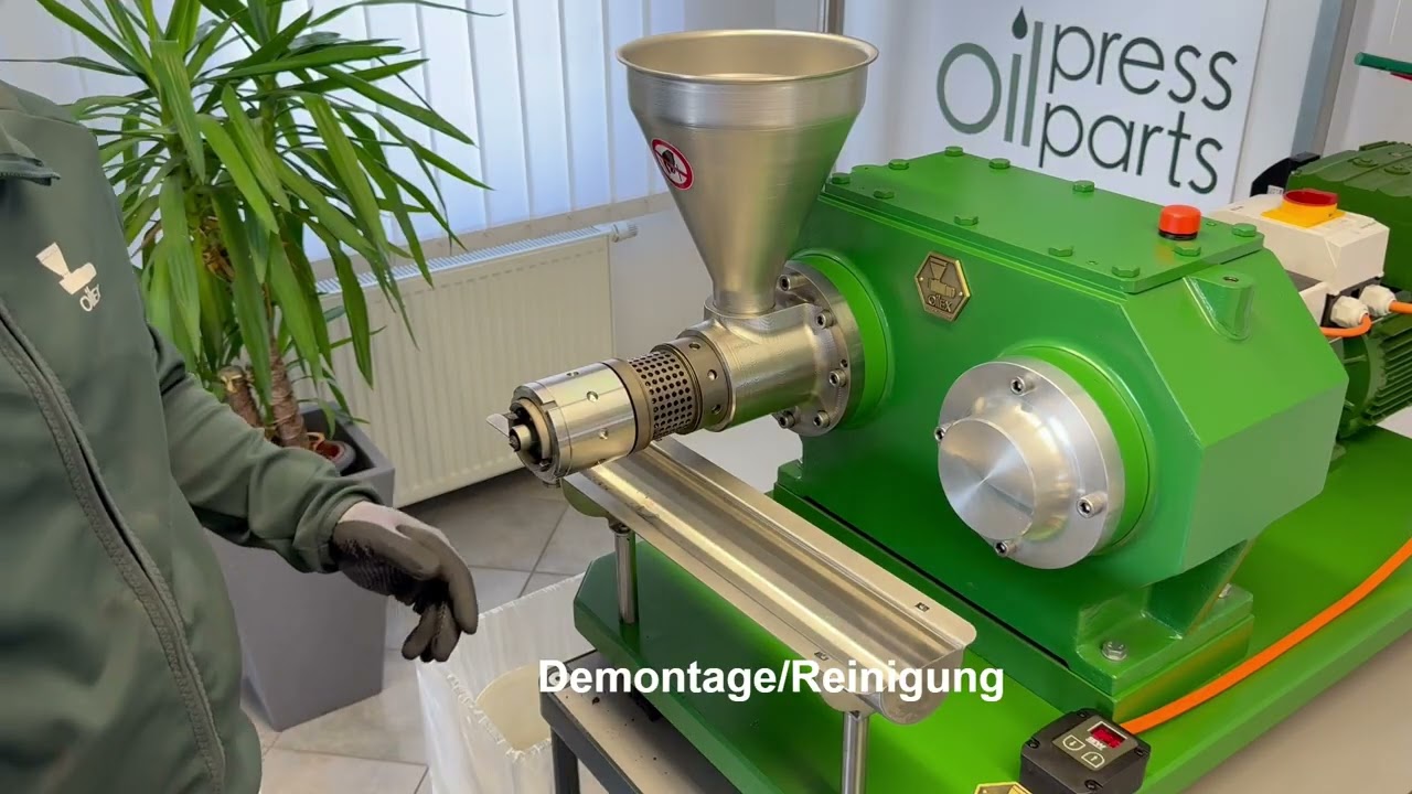 Schwarzkümmel mit einer Oilex H100 Ölpresse pressen