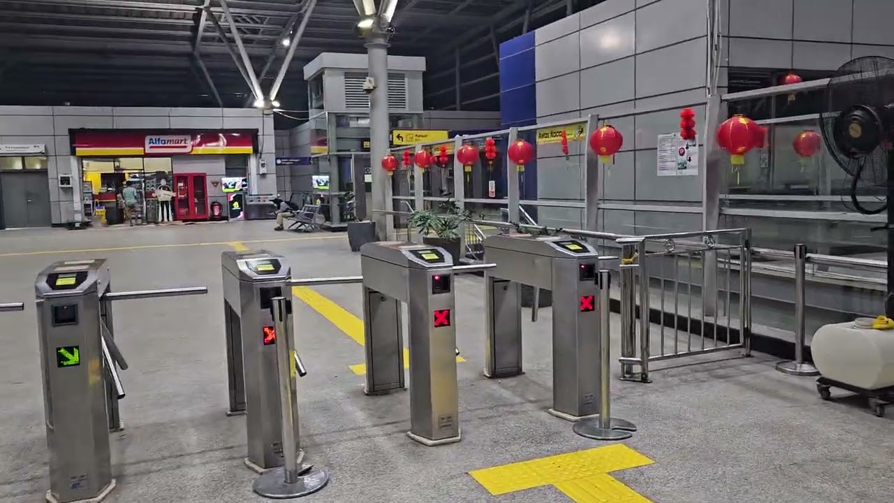 Stasiun cikarang di malam hari
