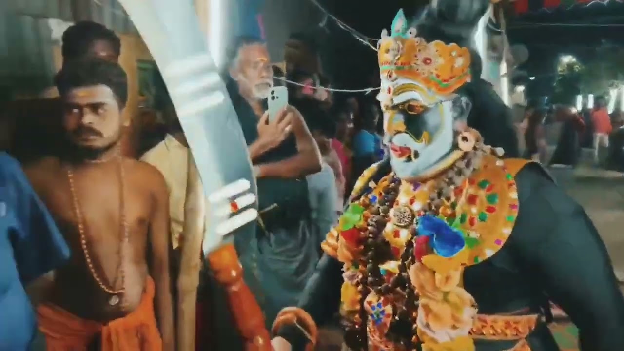 குரு பூஜையில் கருப்பசாமி ஆடி வருவதை பாருங்கள்