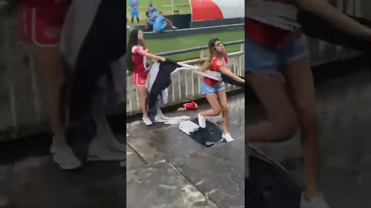 Durante partida entre S&atilde;o Paulo Crystal 1x1 Am&eacute;rica-RN, torcedores rasgam faixas do Botafogo-PB.