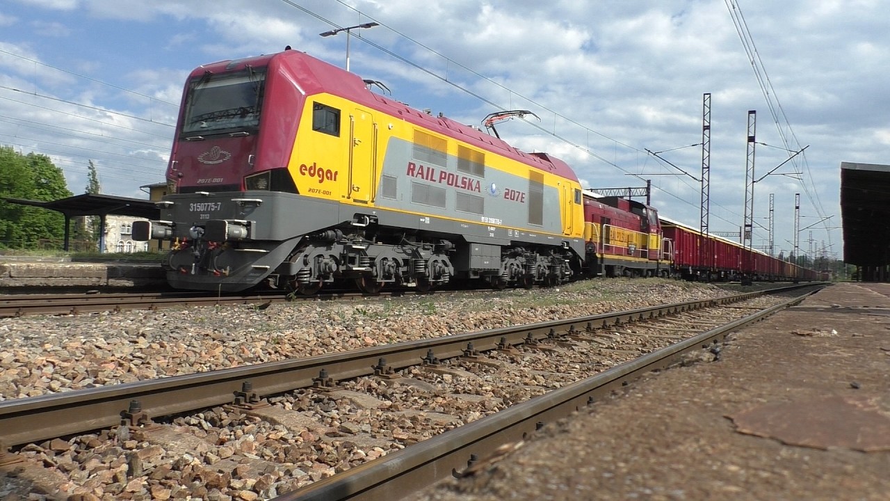 EDGAR & Stonka || 207E-001 & SM42-2087 RAIL Polska +z węglarki || Ujęcie z krawędzi peronowej