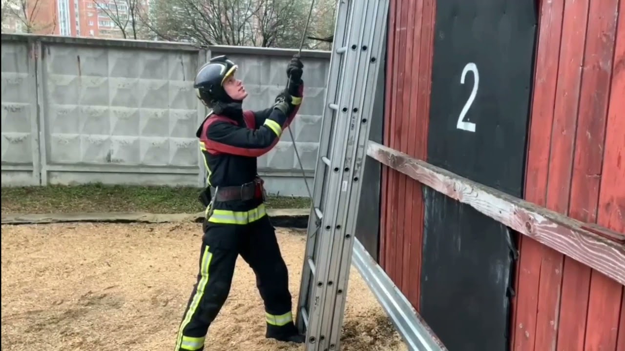 Установка трехколенной лестницы силами одного пожарного