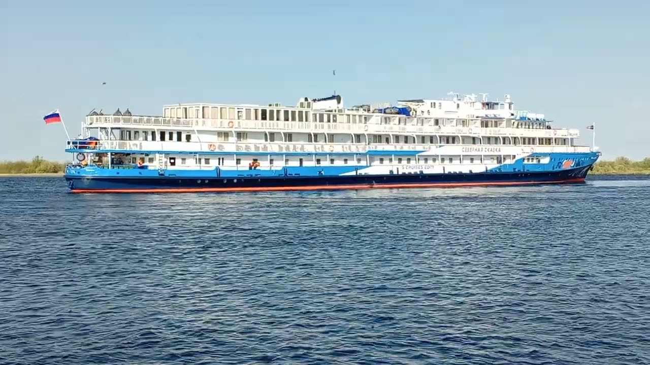Туристический  теплоход Северная Сказка пришёл в Салехард ⚓